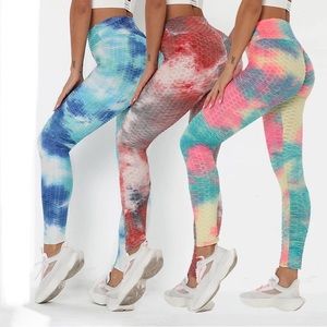 Tie dye leggings with butt enhance look